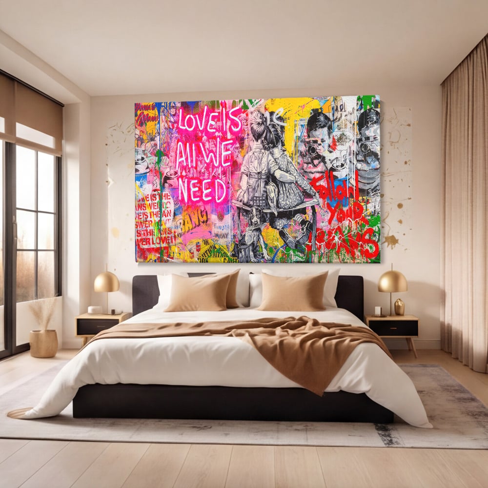 Tablou canvas cu tablou canvas cu graffiti si cuplu pe banca, fara rama, pe sasiu de lemn, pe perete intr-un dormitor